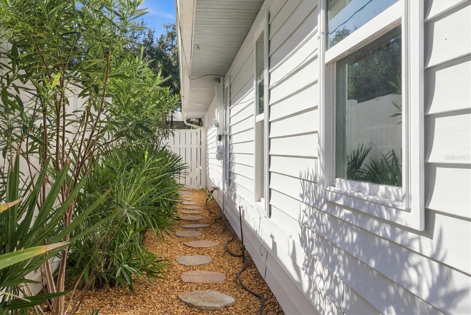 2557 TEMPLE ST — photo 46