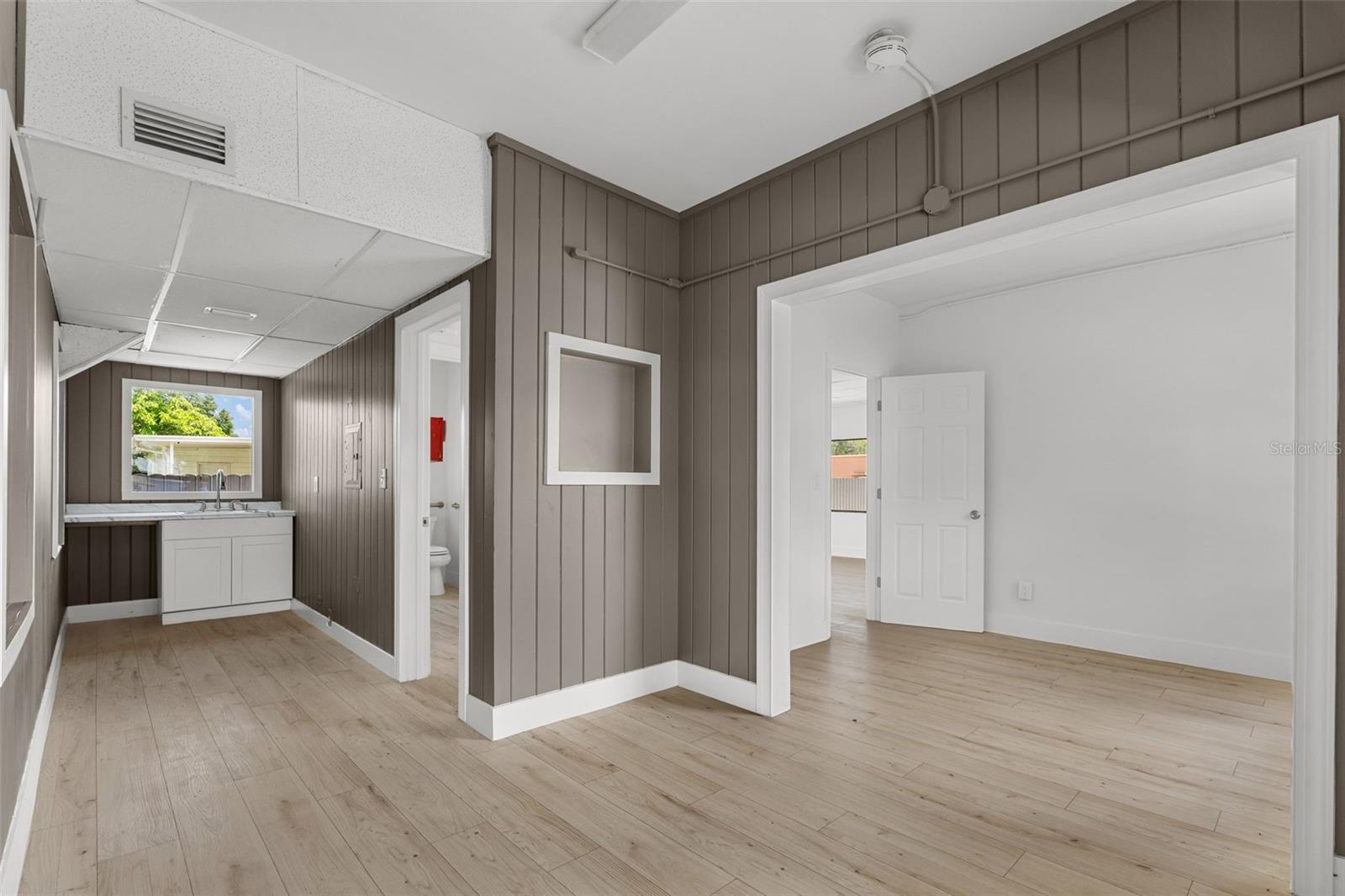 10302 N NEBRASKA AVE — photo 17