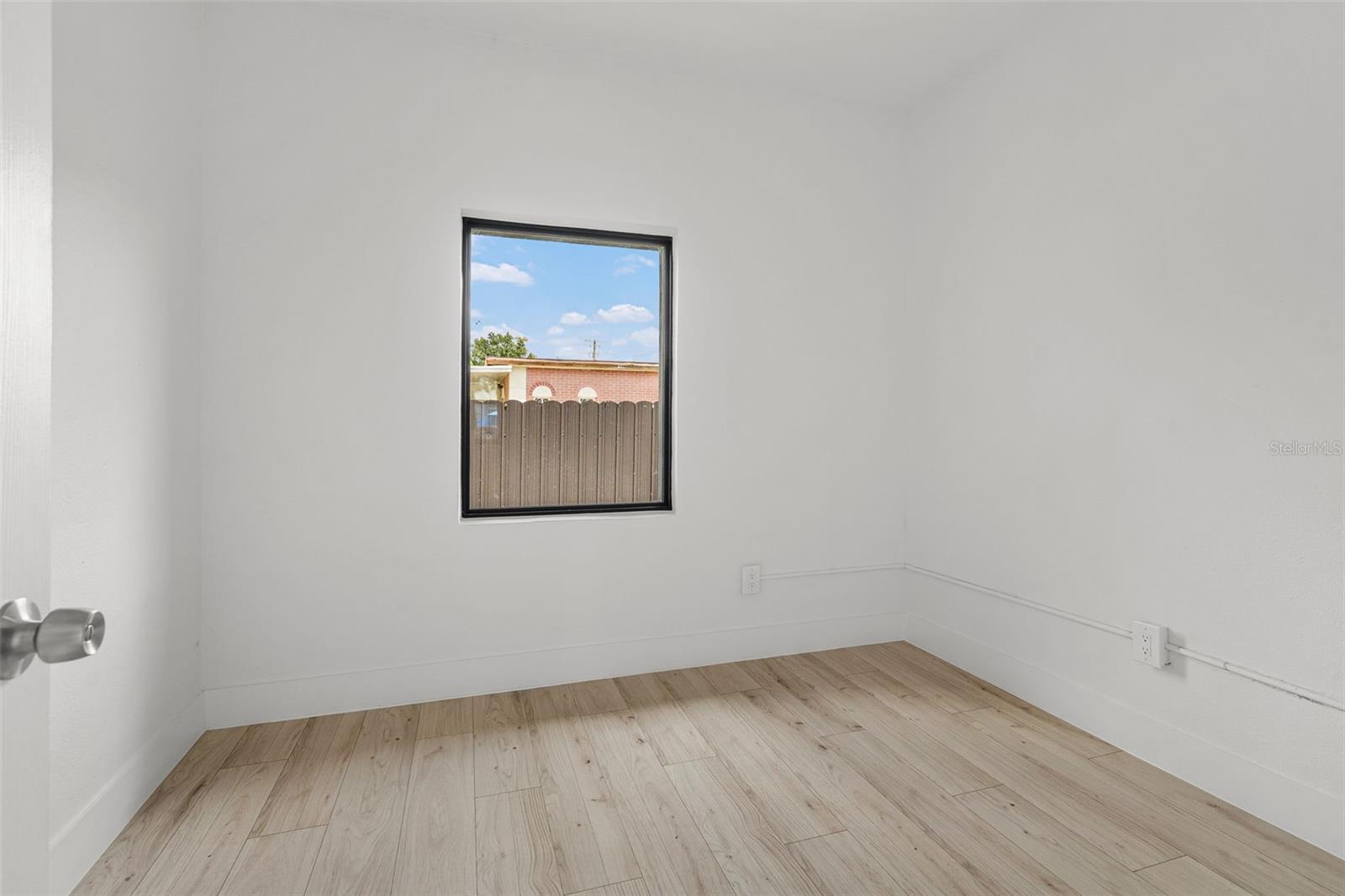 10302 N NEBRASKA AVE — photo 11