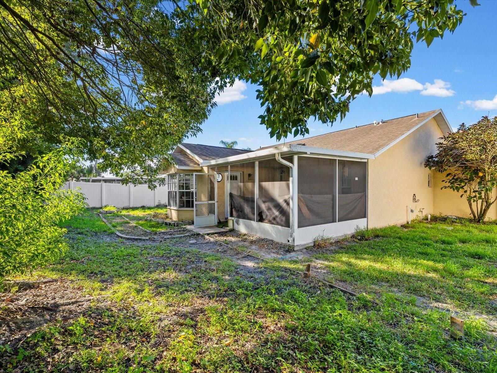 8350 ROYAL HART DR — photo 31
