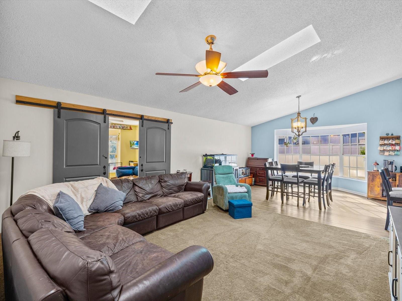 8350 ROYAL HART DR — photo 2