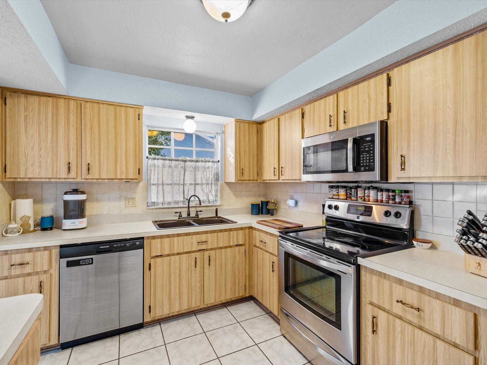 8350 ROYAL HART DR — photo 7