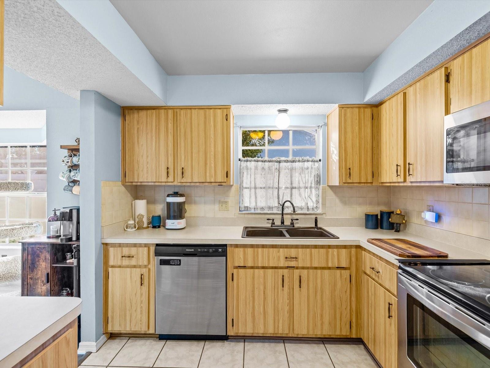 8350 ROYAL HART DR — photo 9