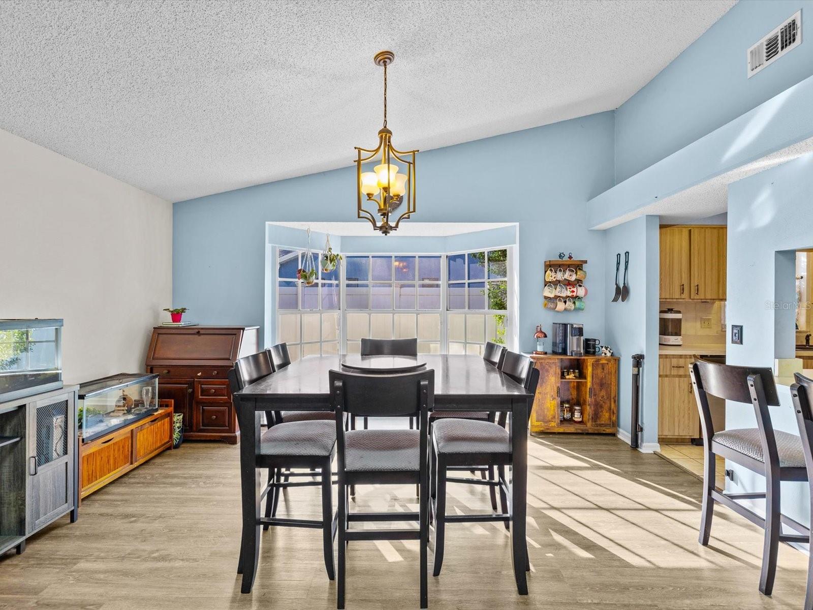 8350 ROYAL HART DR — photo 3
