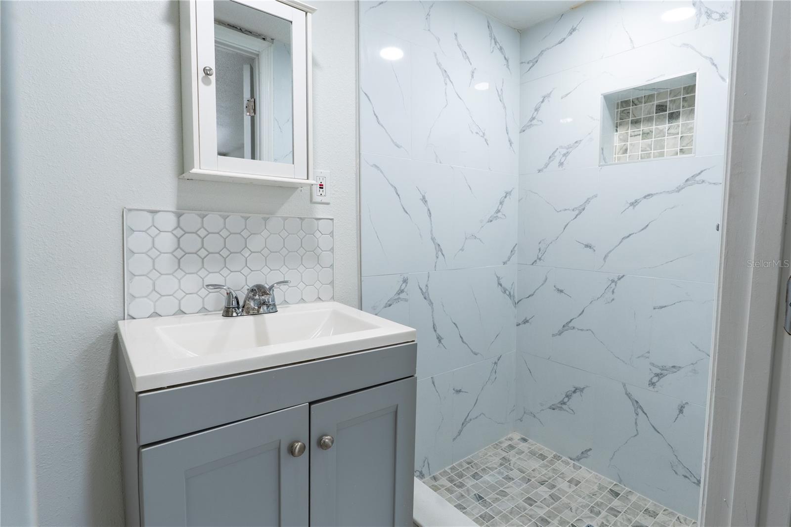 8819 W BROAD ST — photo 21