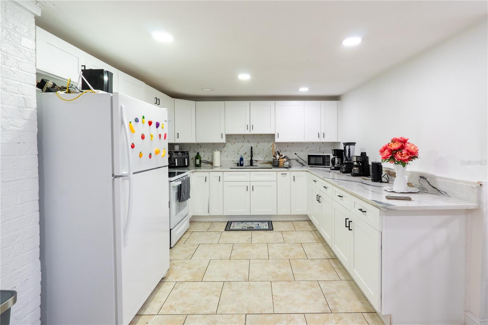 8819 W BROAD ST — photo 3