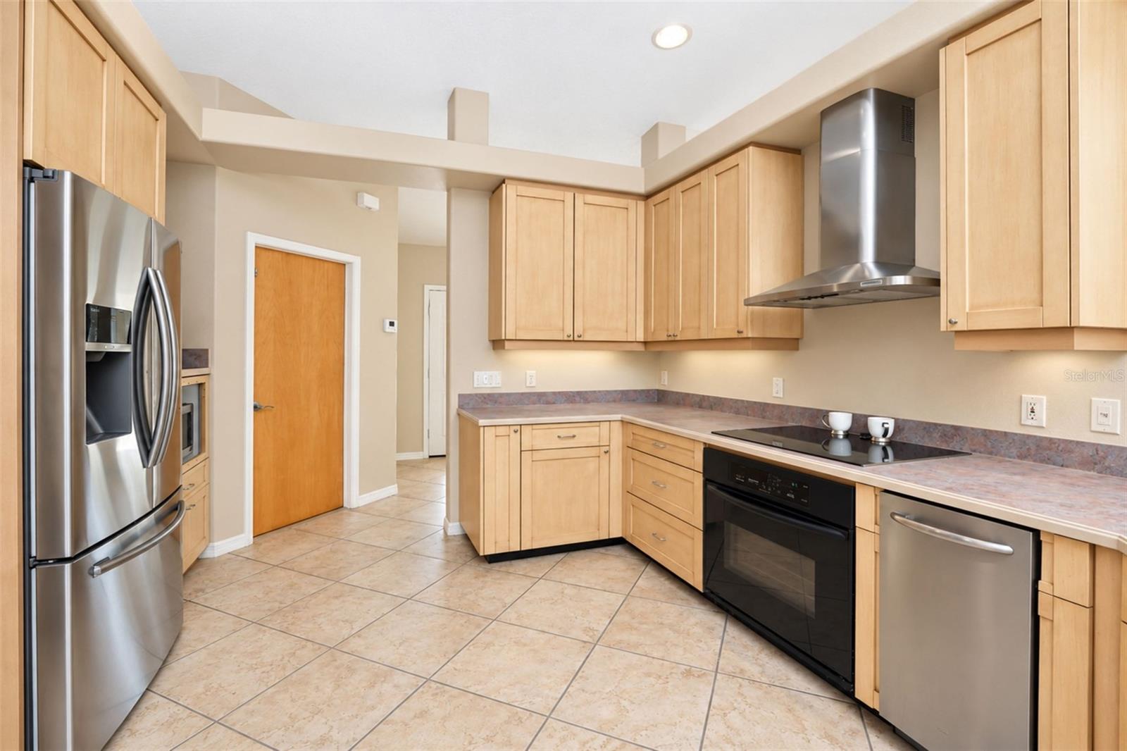1881 NEPTUNE DR — photo 23