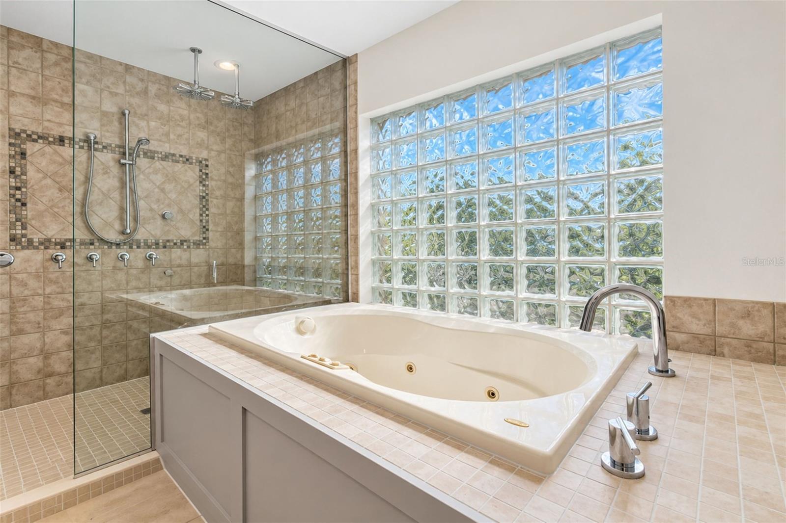 1881 NEPTUNE DR — photo 44