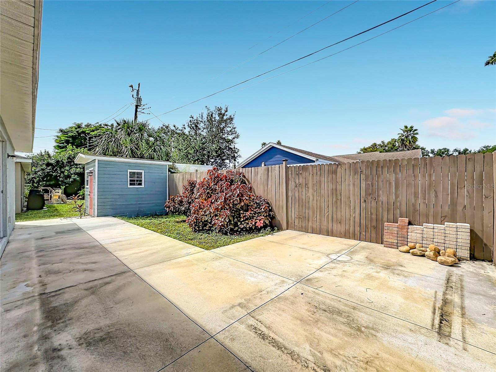 812 33RD ST W — photo 32