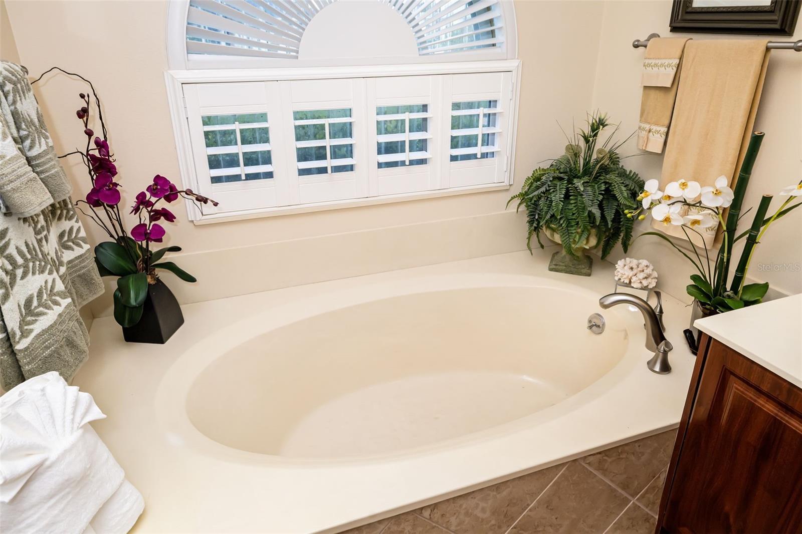 9678 KNIGHTSBRIDGE CIR — photo 32
