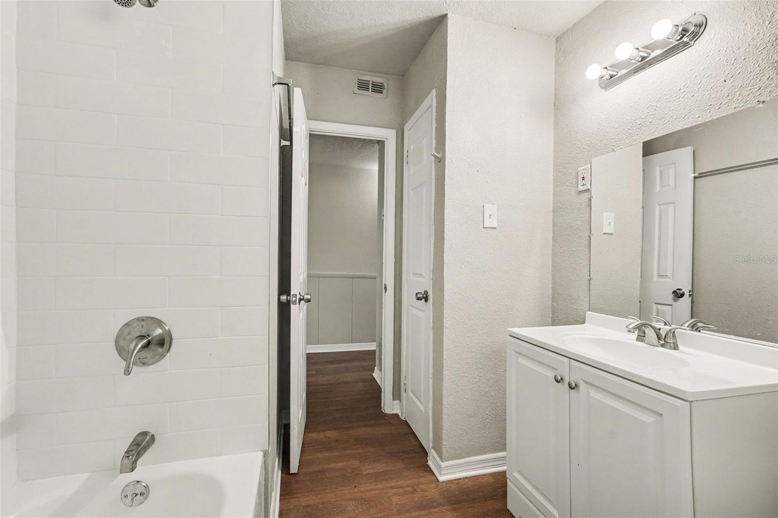 1421 LONGWOOD LOOP — photo 10