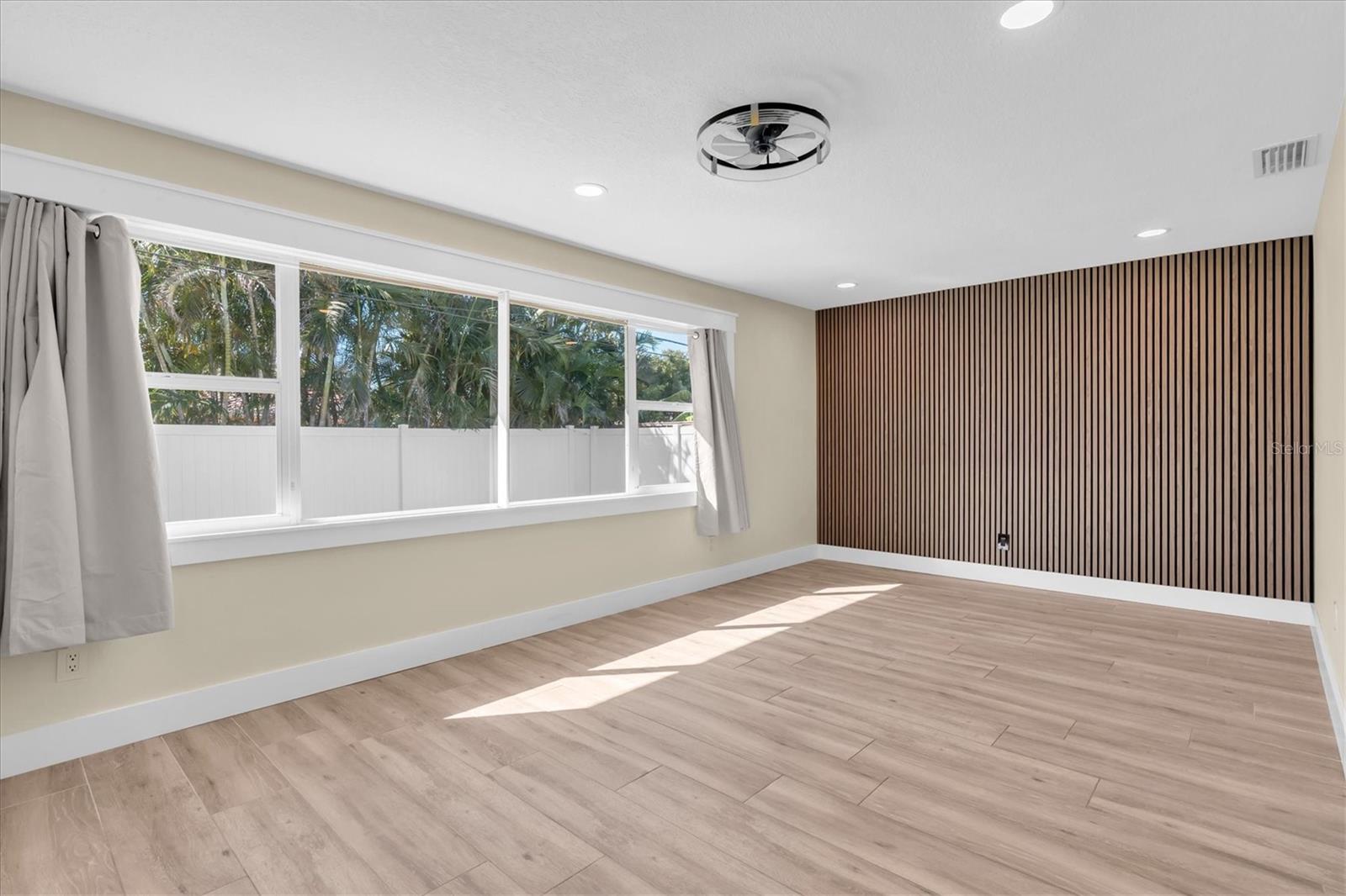 14968 IMPERIAL POINT DR N — photo 18