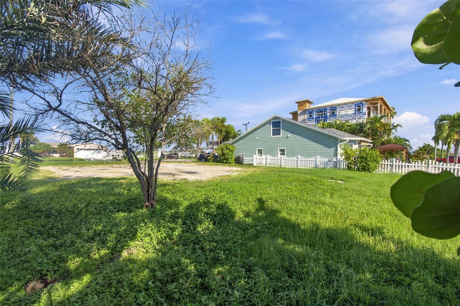 553 CRYSTAL DR — photo 11