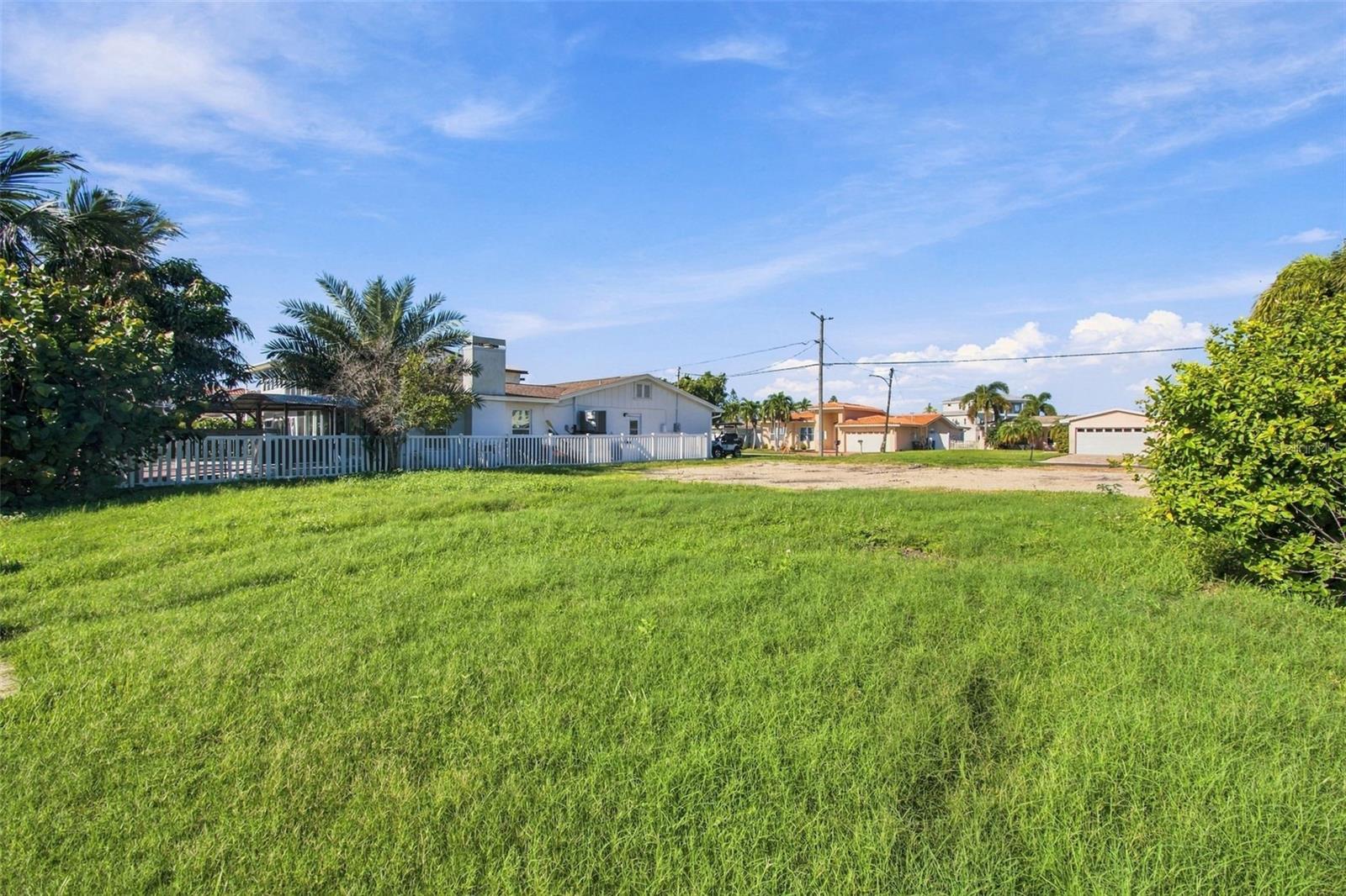 553 CRYSTAL DR — photo 6