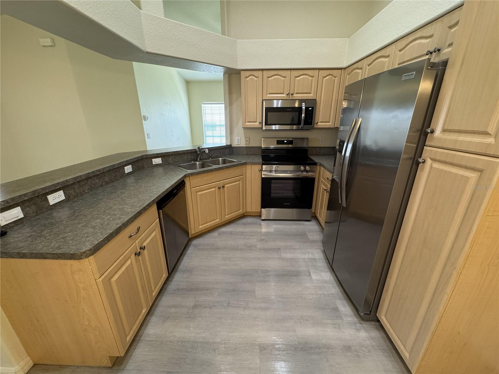 400 MIRABELLA CIR #201 — photo 4