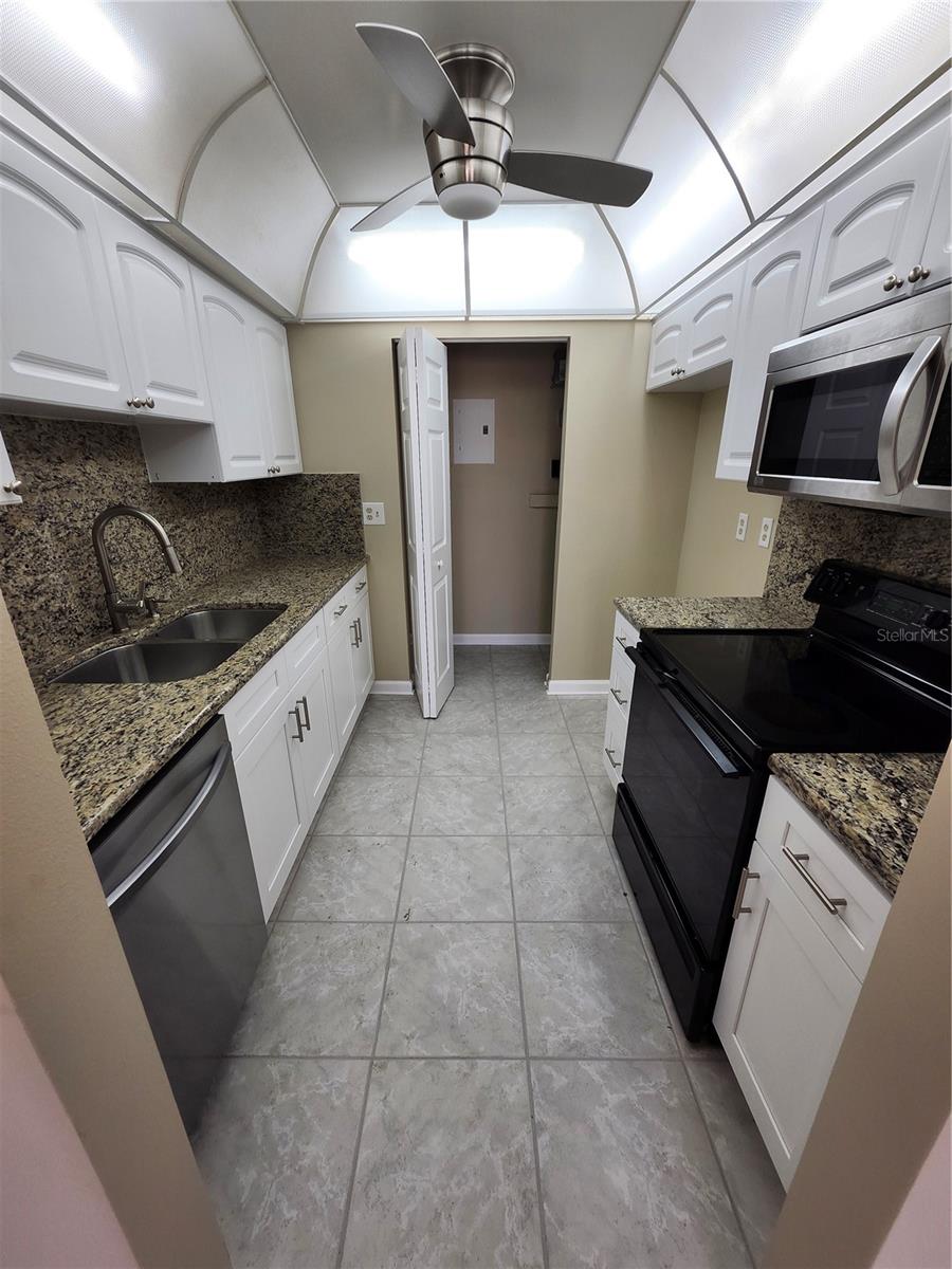 1418 14TH CIR SE — photo 11