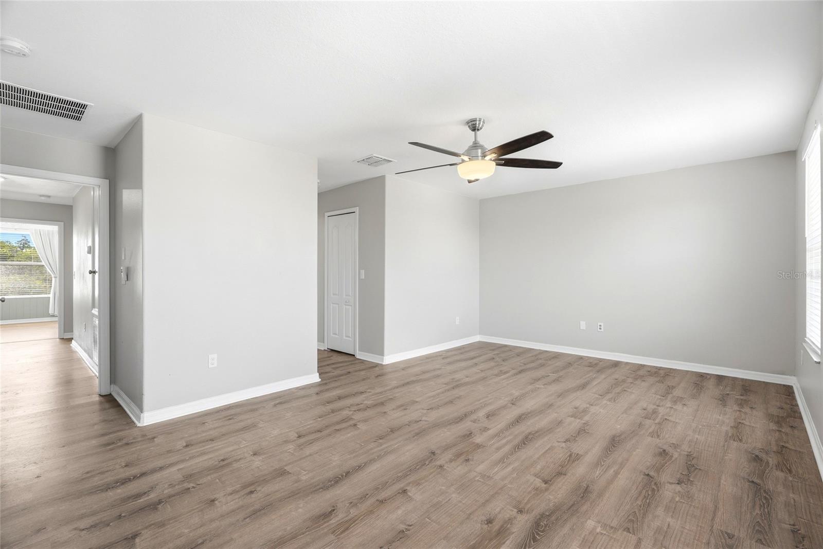 909 MEADOW GLADE DR — photo 32