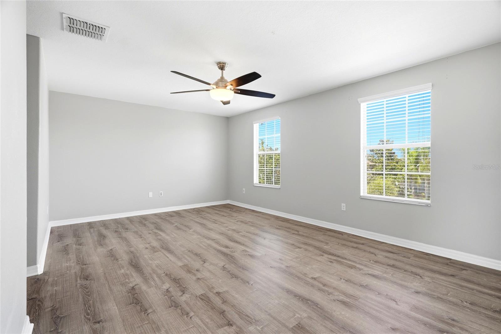 909 MEADOW GLADE DR — photo 18