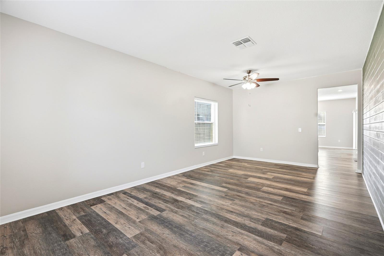 909 MEADOW GLADE DR — photo 33
