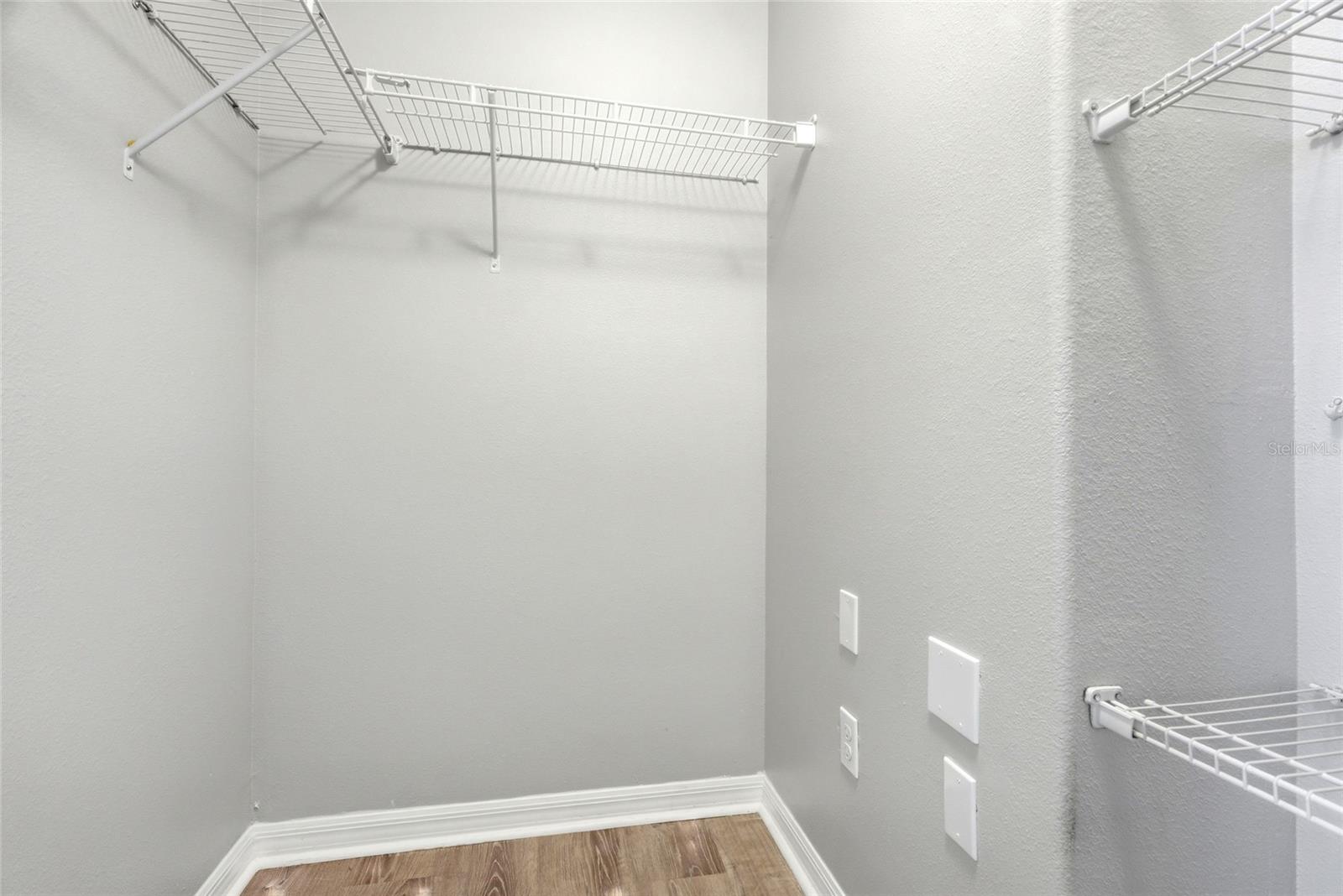 909 MEADOW GLADE DR — photo 29