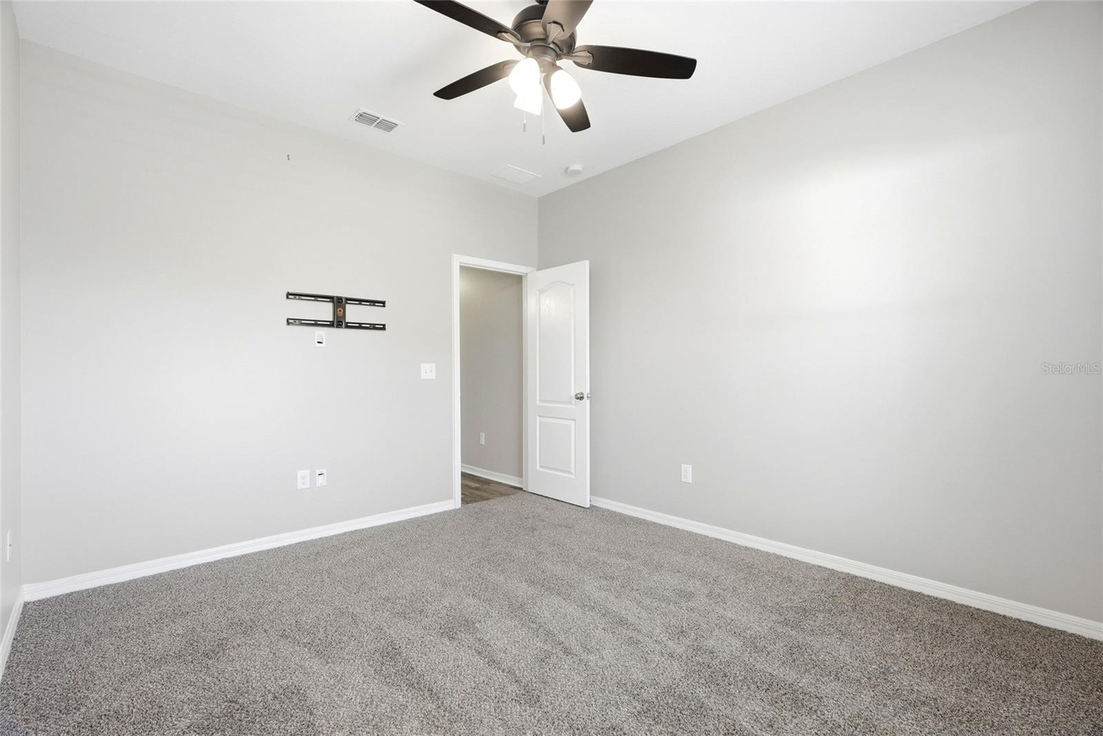 909 MEADOW GLADE DR — photo 40