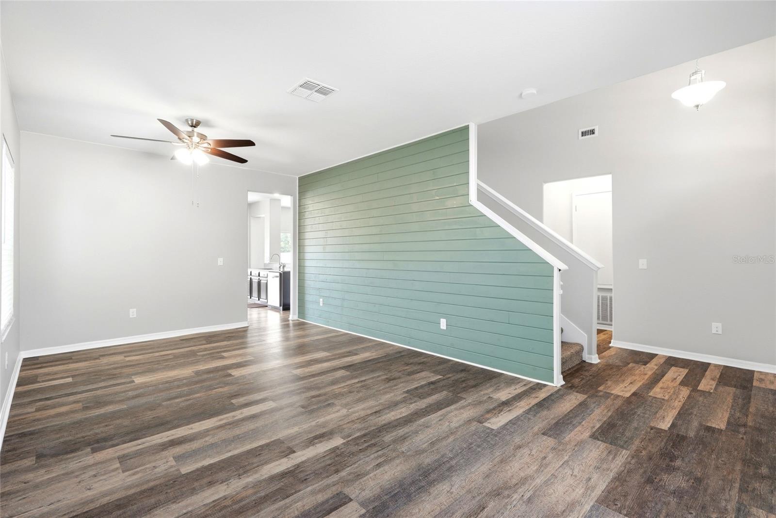 909 MEADOW GLADE DR — photo 17