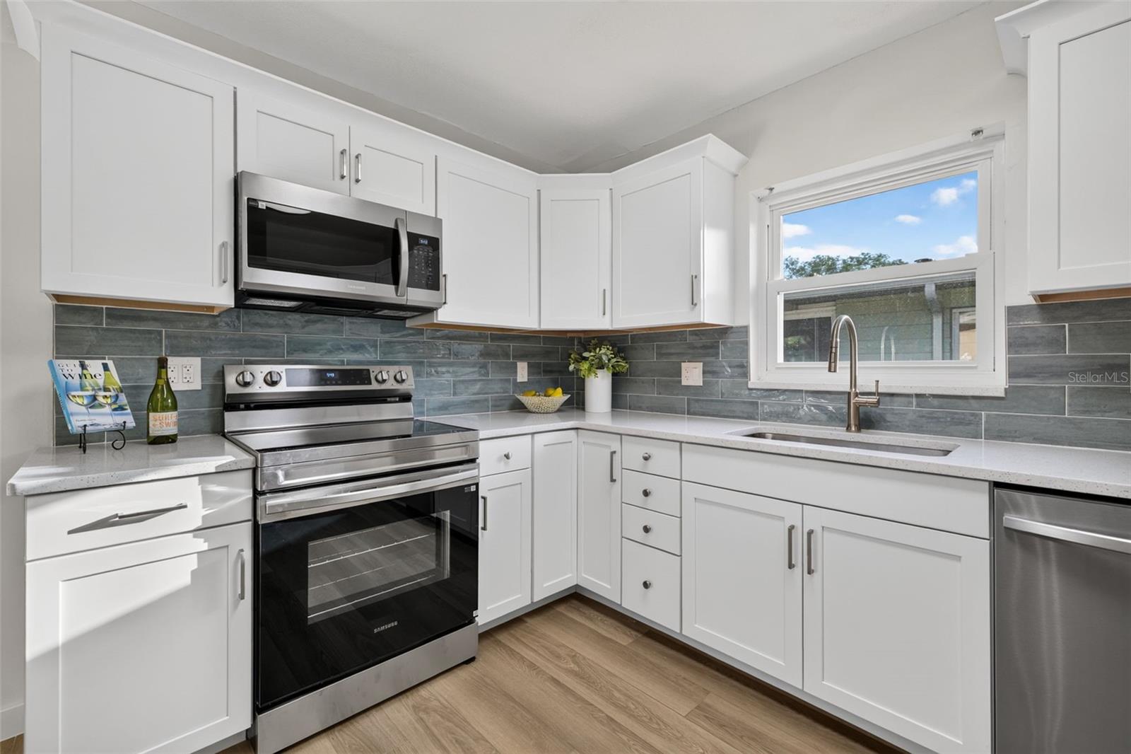 662 VILLAGRANDE AVE S — photo 8