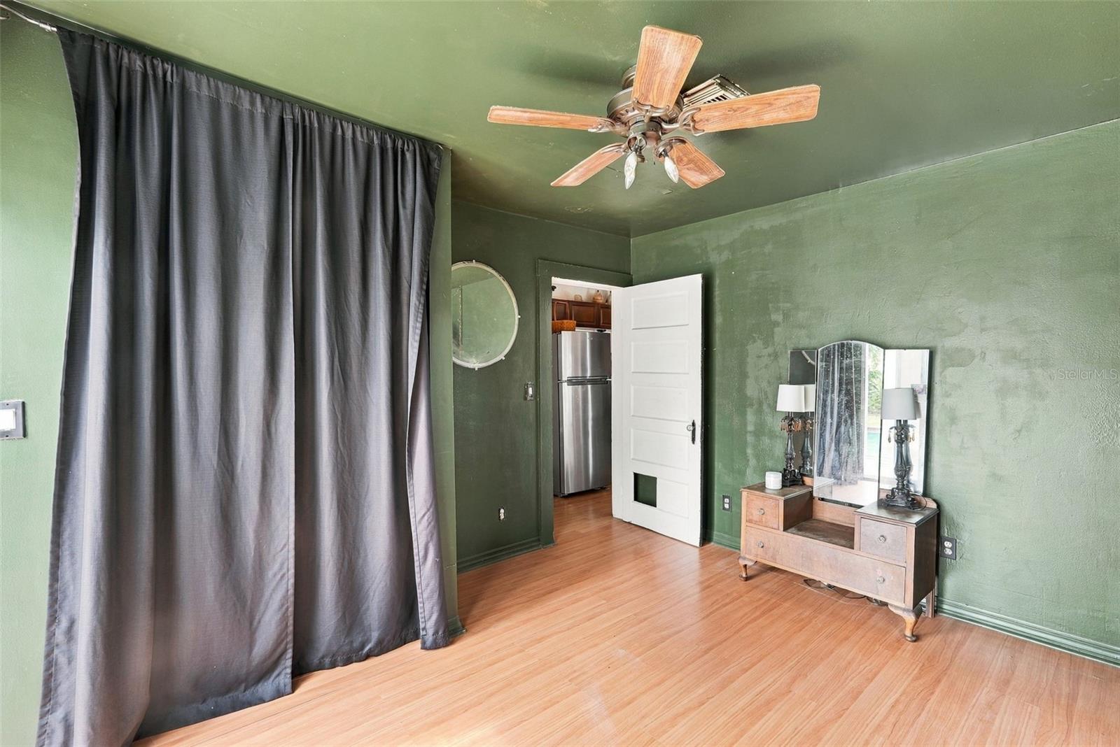811 E FRIERSON AVE — photo 12