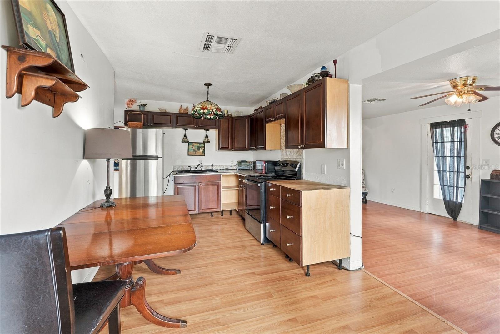 811 E FRIERSON AVE — photo 8