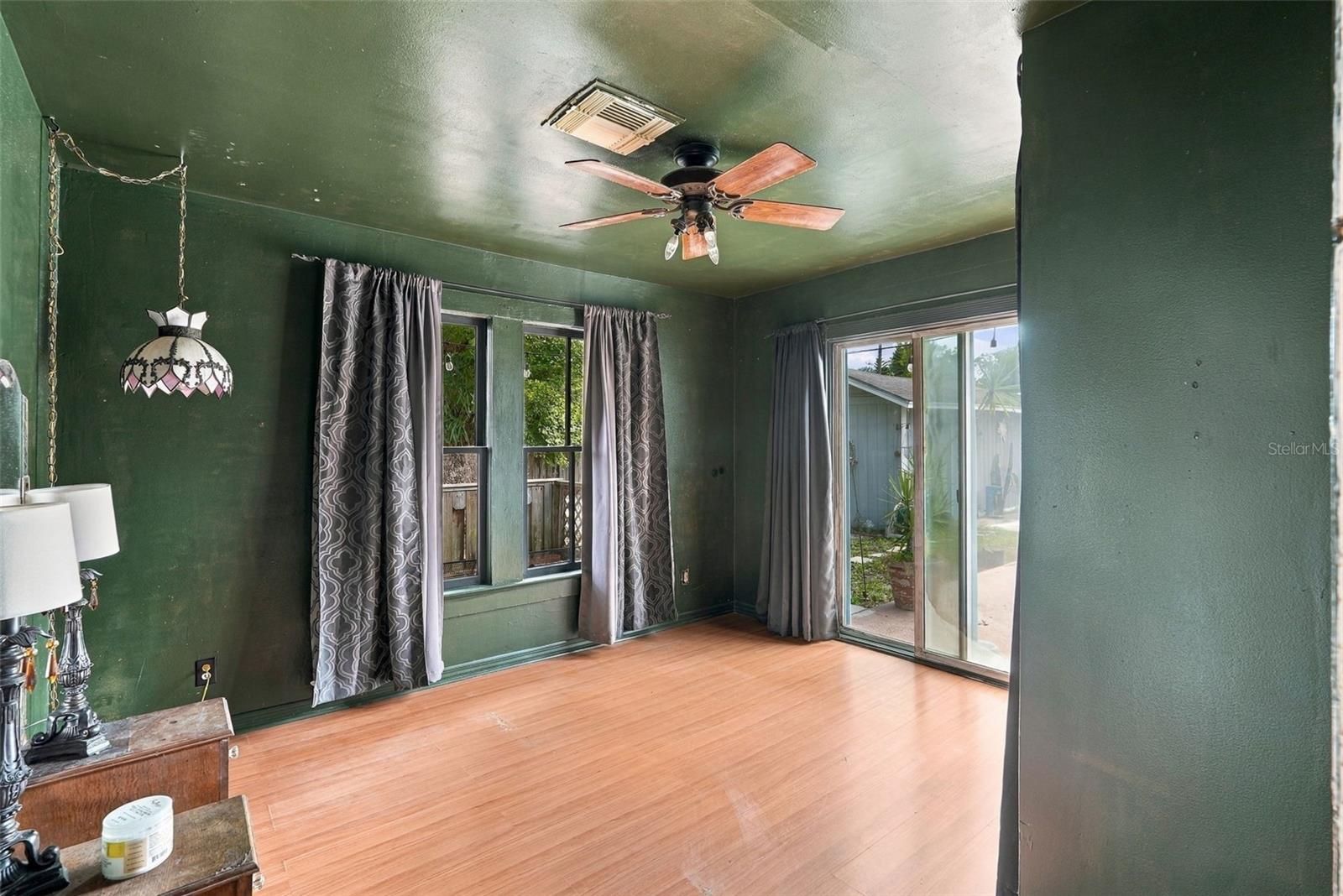 811 E FRIERSON AVE — photo 11