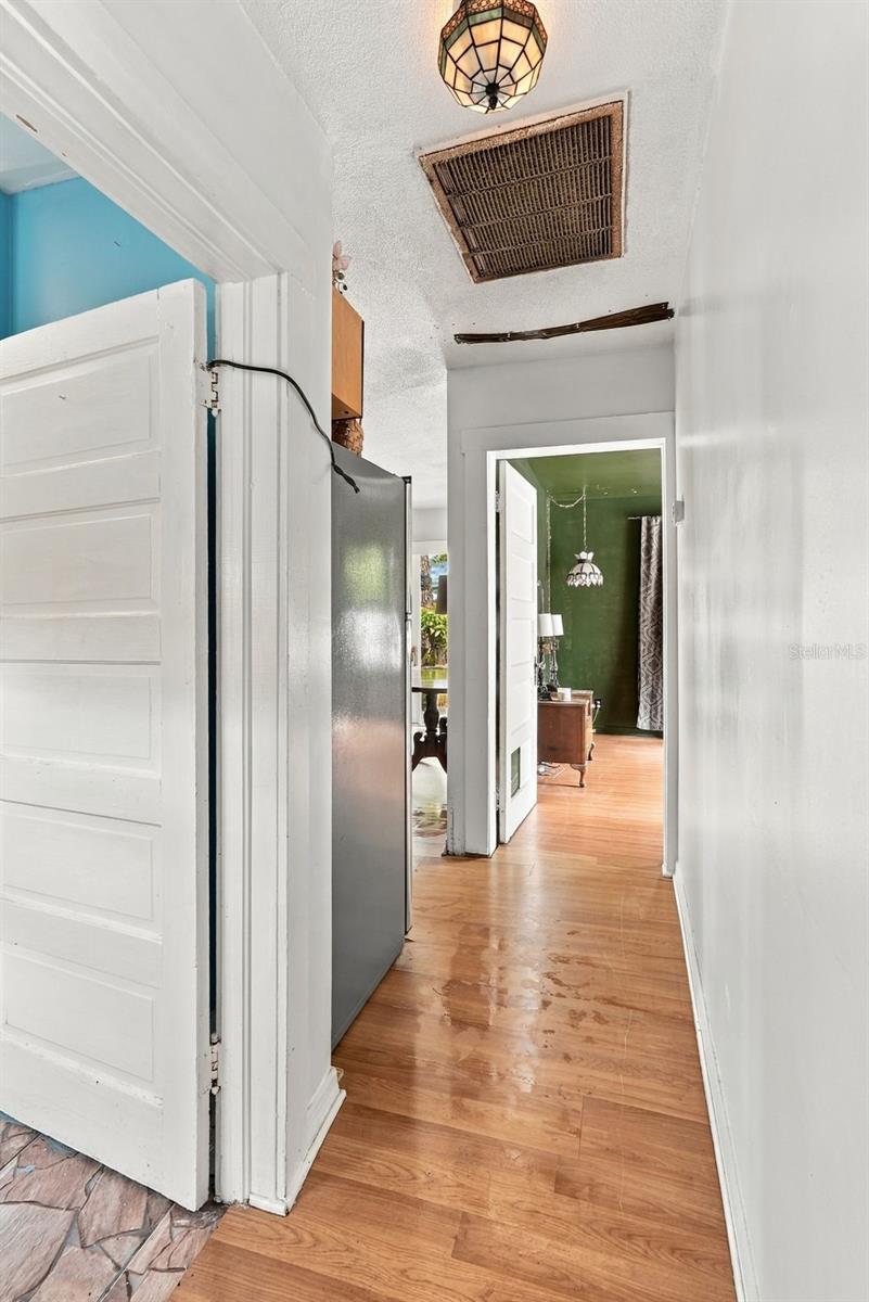 811 E FRIERSON AVE — photo 15