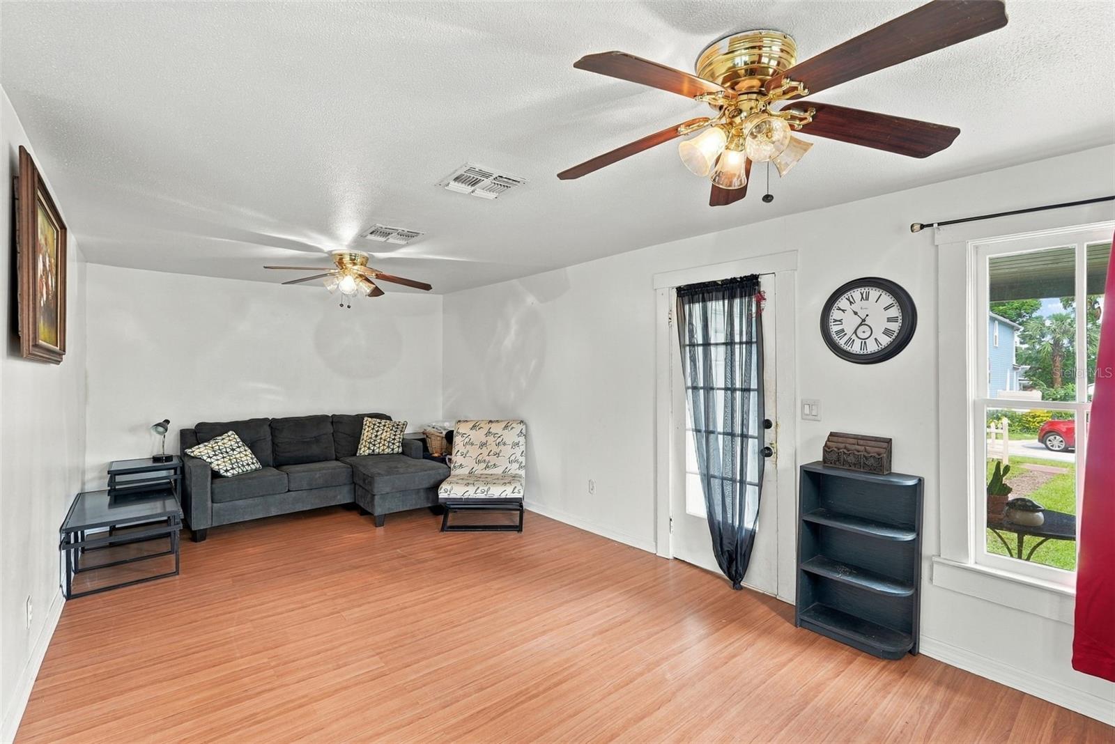 811 E FRIERSON AVE — photo 5
