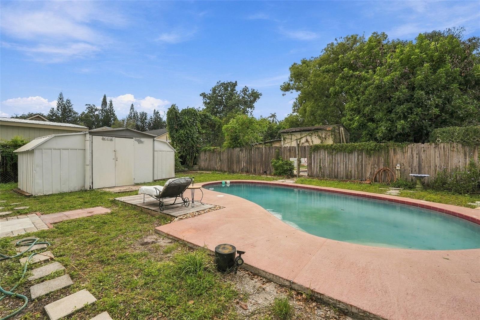 811 E FRIERSON AVE — photo 3