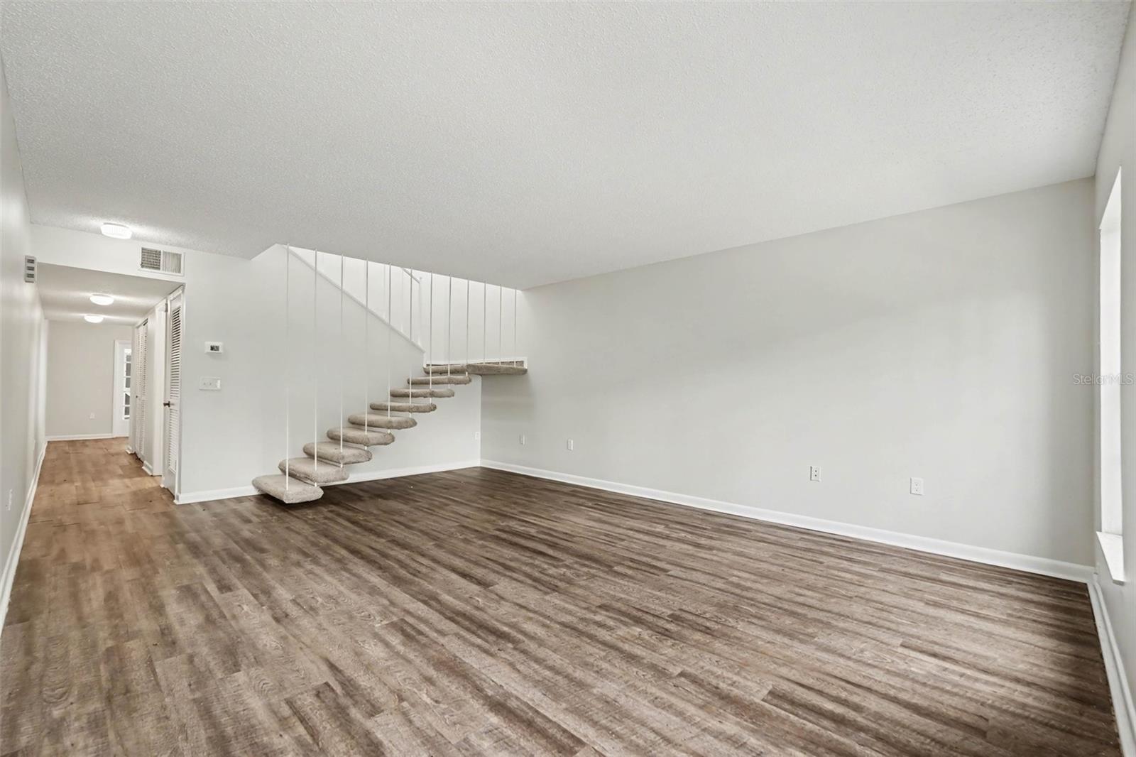 14408 BURGUNDY SQ — photo 3