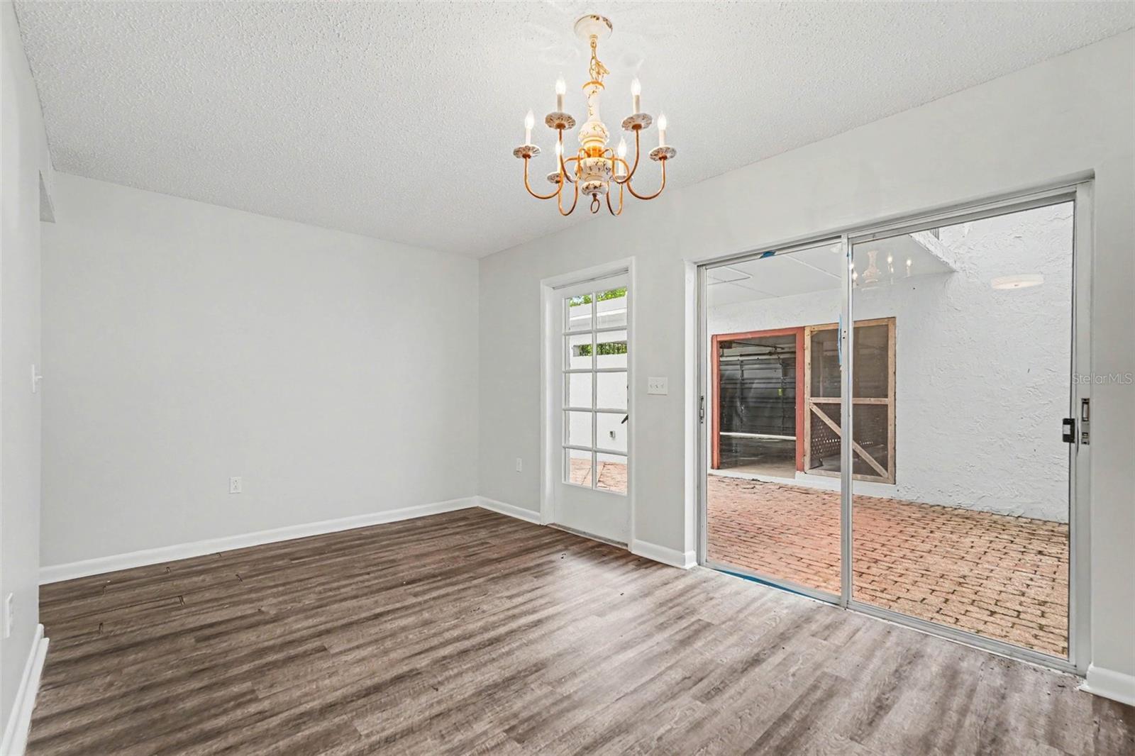14408 BURGUNDY SQ — photo 11