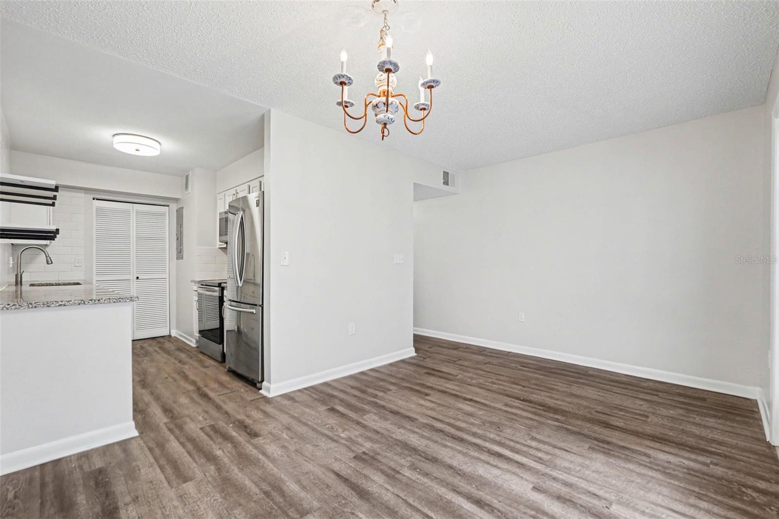 14408 BURGUNDY SQ — photo 8