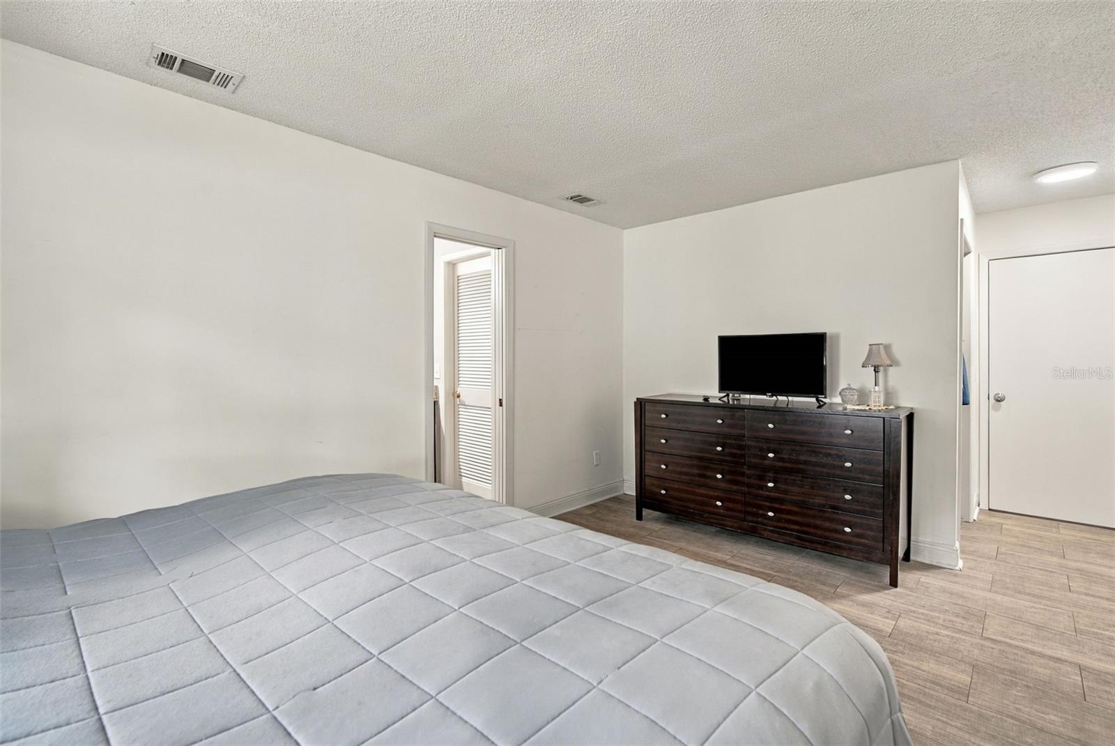 5018 E LIBERTY ST — photo 32