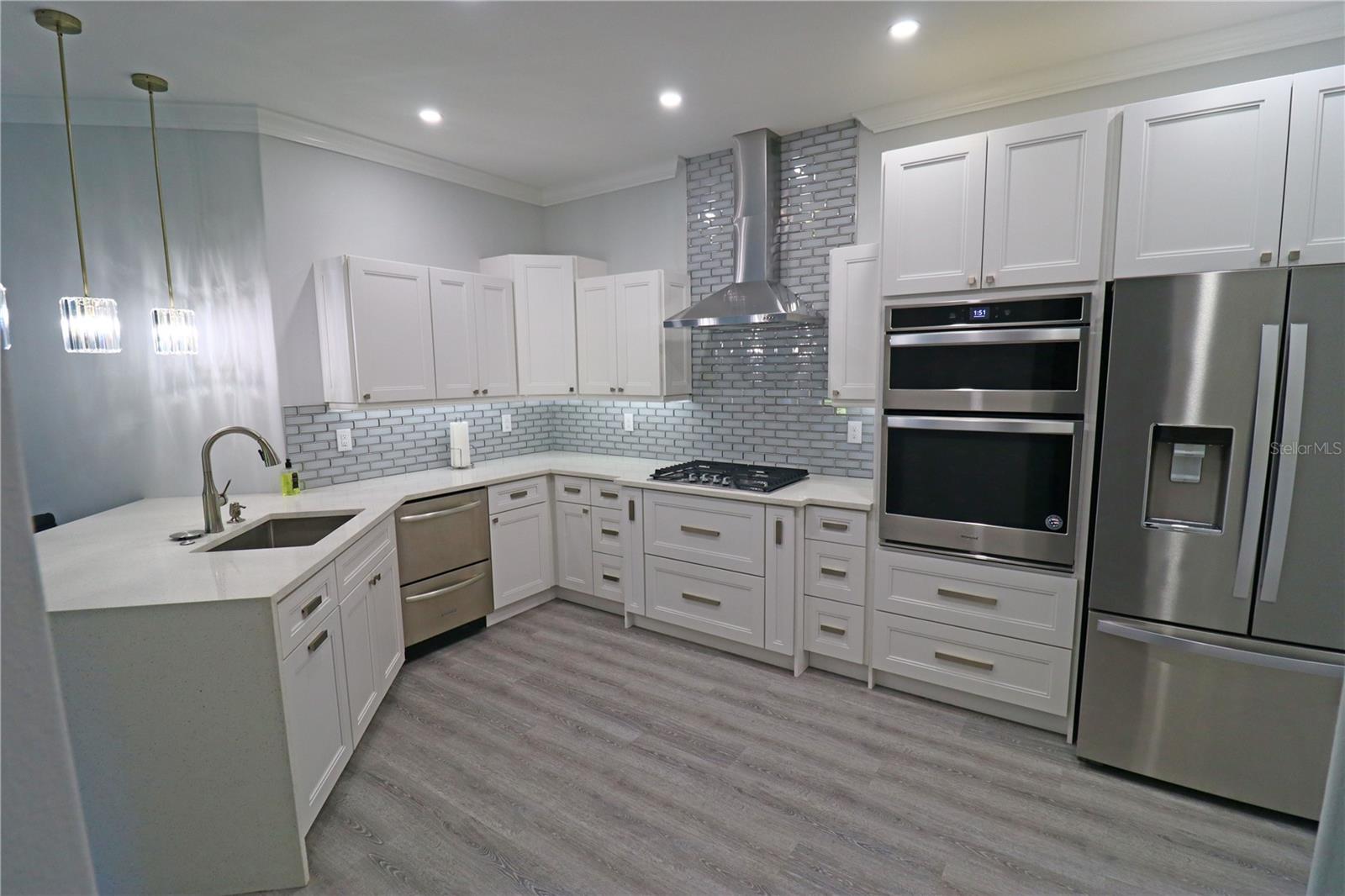 5107 WHISPERING OAKS DR — photo 2