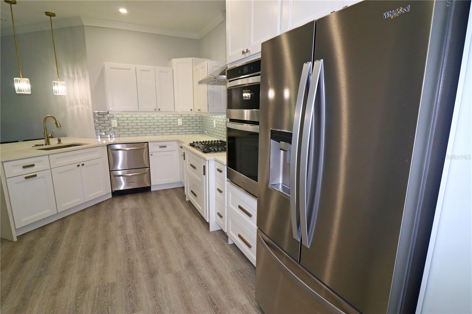 5107 WHISPERING OAKS DR — photo 4