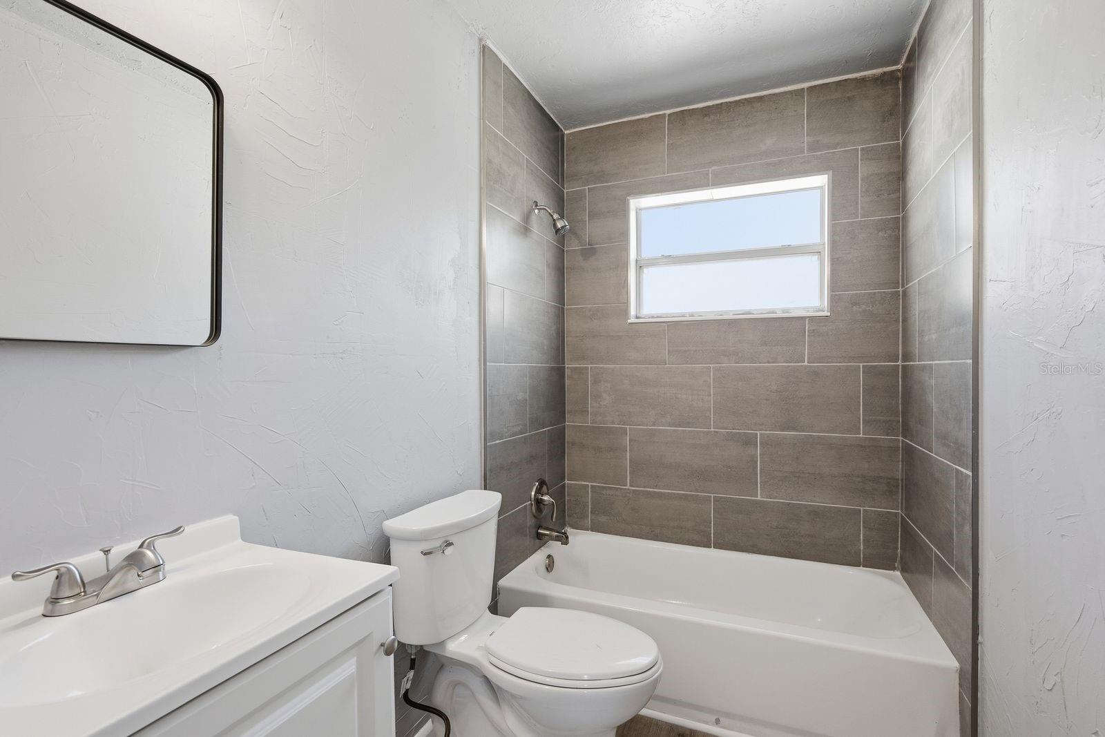 8143 OVERLOOK PL NE — photo 9
