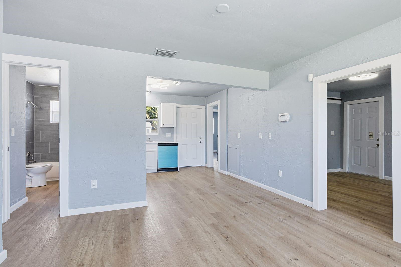 8143 OVERLOOK PL NE — photo 2