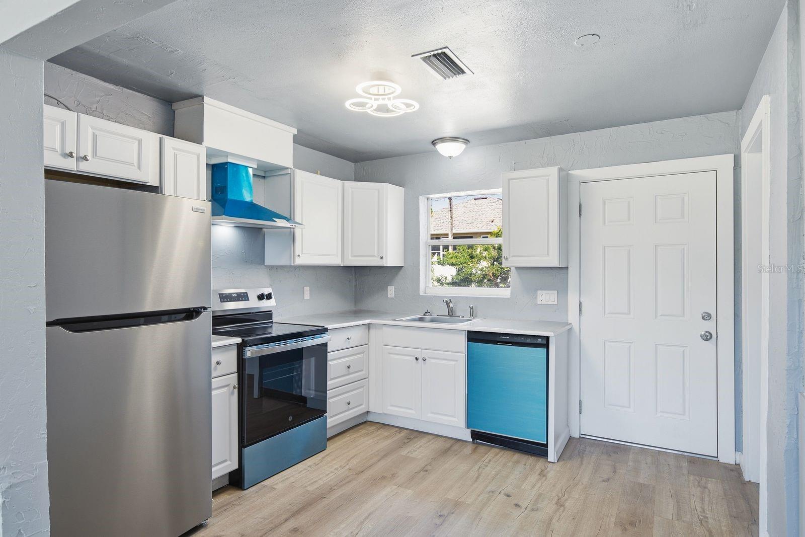 8143 OVERLOOK PL NE — photo 5