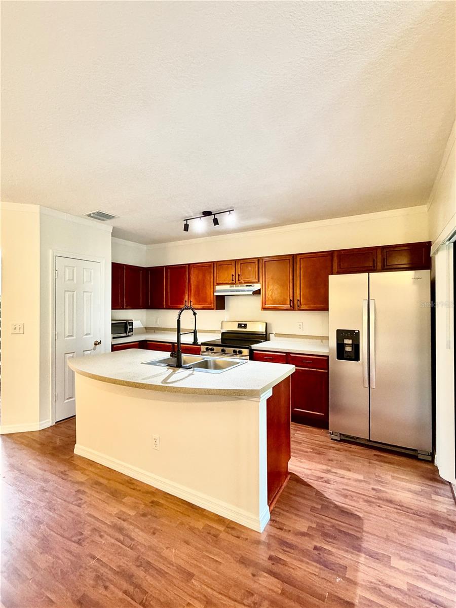 1038 BLACKWATER DR — photo 3