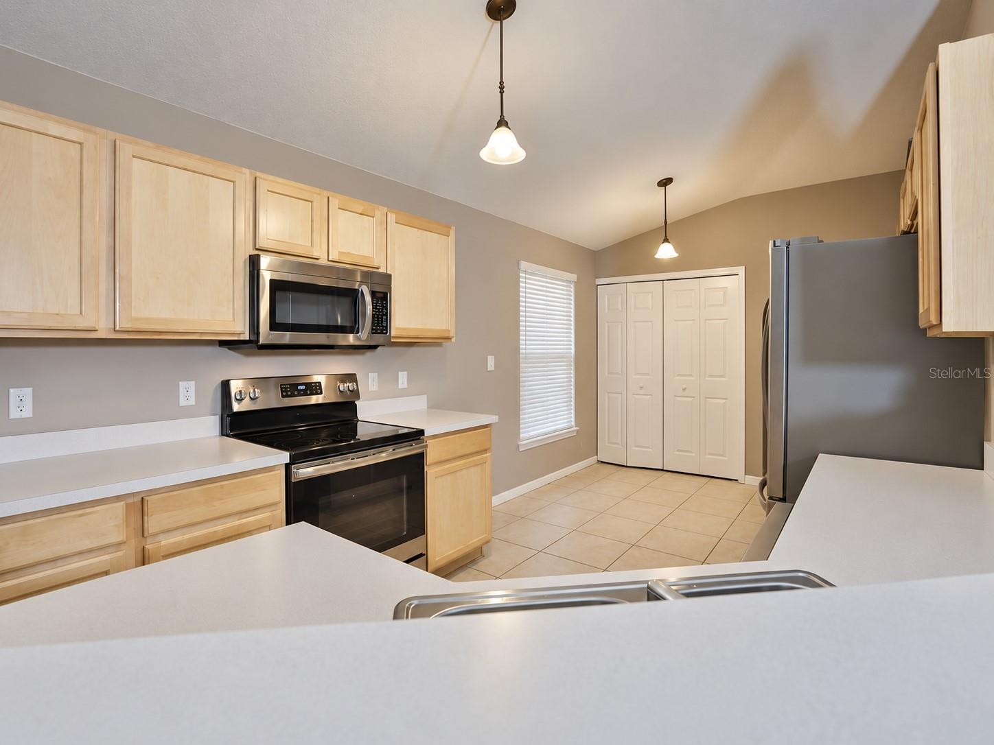 1502 ALHAMBRA CREST DR — photo 8
