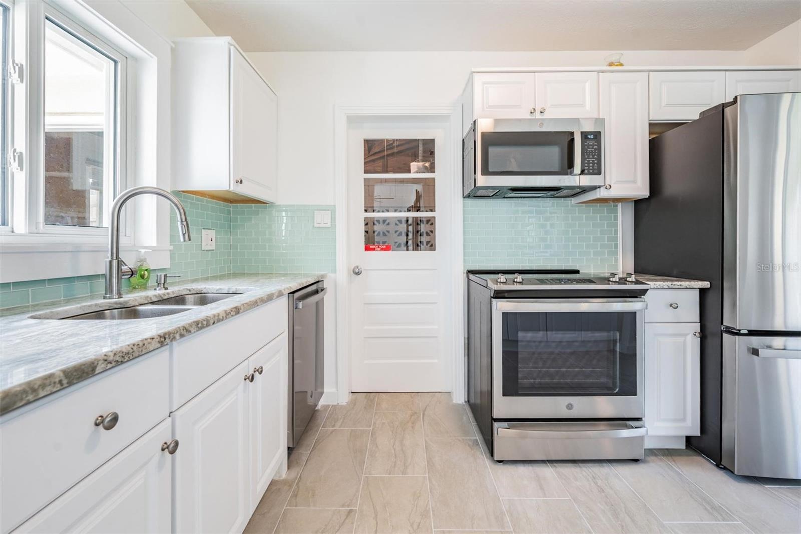 14704 SUNSET DR — photo 9