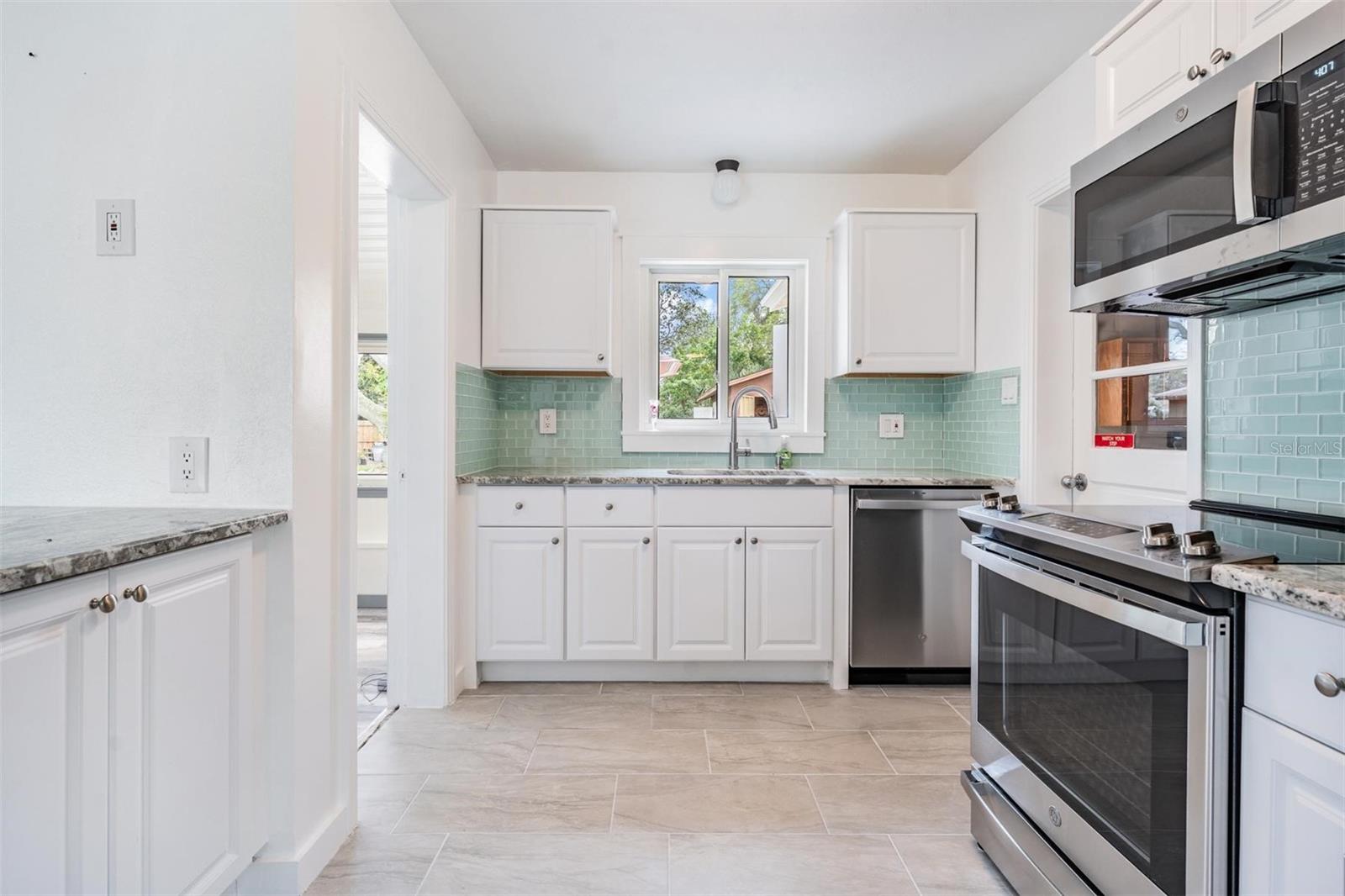 14704 SUNSET DR — photo 4