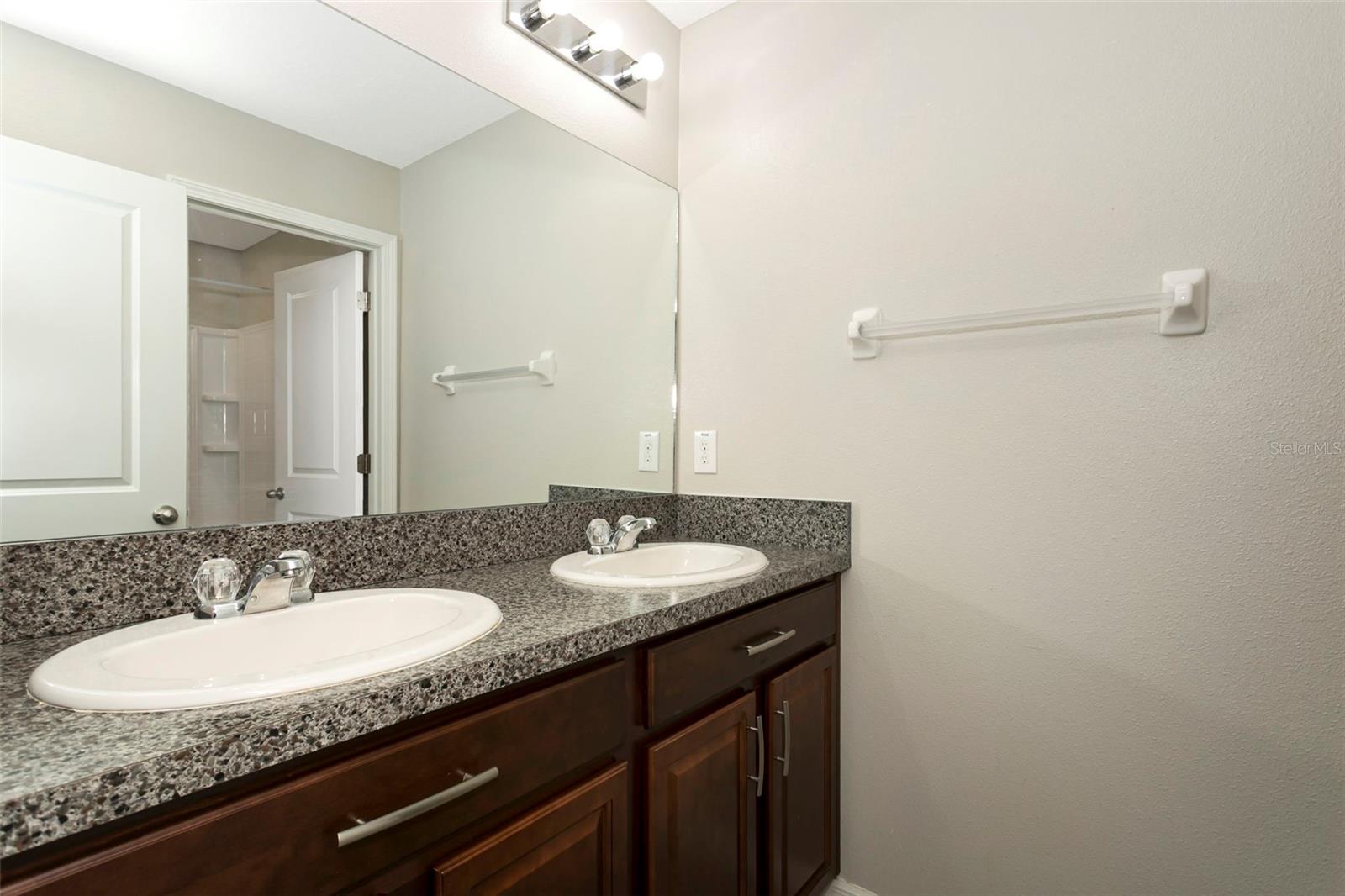 128 CASCADE BEND DR — photo 41