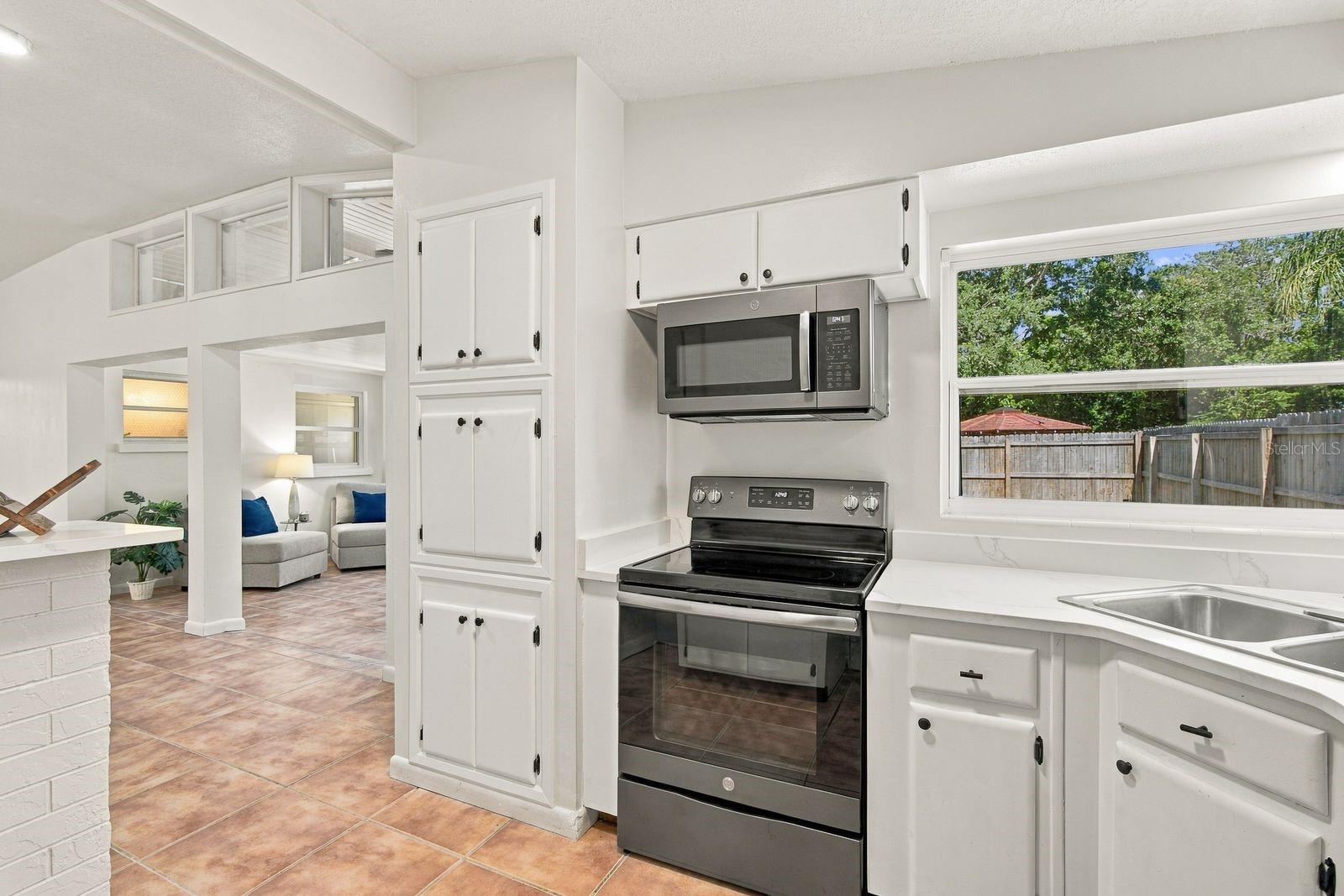1390 SATSUMA ST — photo 9