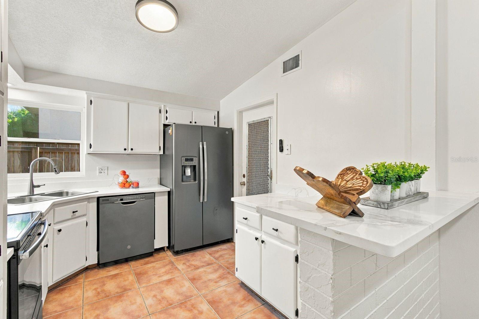 1390 SATSUMA ST — photo 10