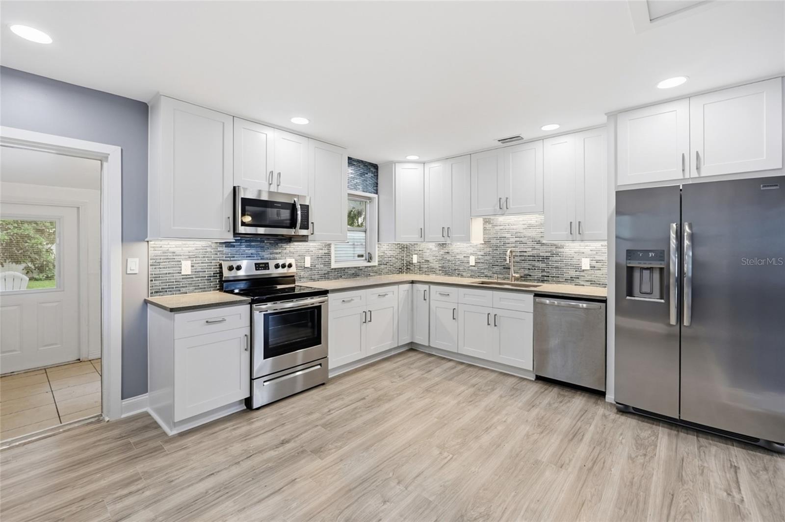 8407 N NEWPORT AVE — photo 5